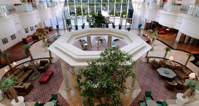 Зал отеля Адана HiltonSA